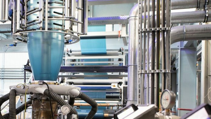 Thanks to the twin-screw and degassing unit, the EVO Fusion extruder can also process low-quality recyclate to blown film safely.