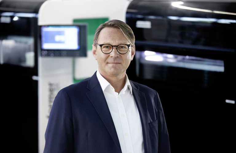 ARBURGadditive: Large Freeformer 750-3X, 3D Printing of LSR and Services