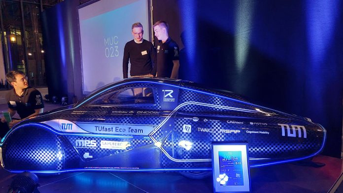 Covestro expert Fabian Grote (left) and TUfast team leader Gleb Lialine at the 