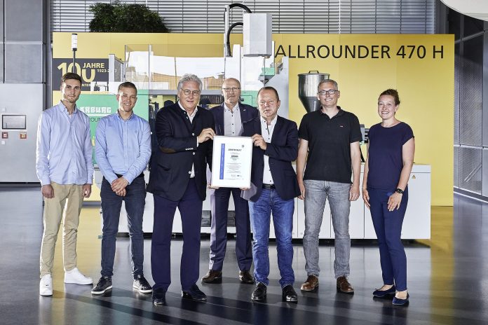 Proud of the ISO 27001 certificate for information security: Jürgen Boll (middle), Managing Director Finance, Controlling and IT, Andreas Dümmler (3rd from left), Divisional Manager Information Systems, Rolf Steinwandt (5th from left), Head of IT Systems and Networks, and the team comprising Lukas Broghammer, Björn Burkhardt, Andreas Barth and data protection officer Patricia Klumpp (from the left).