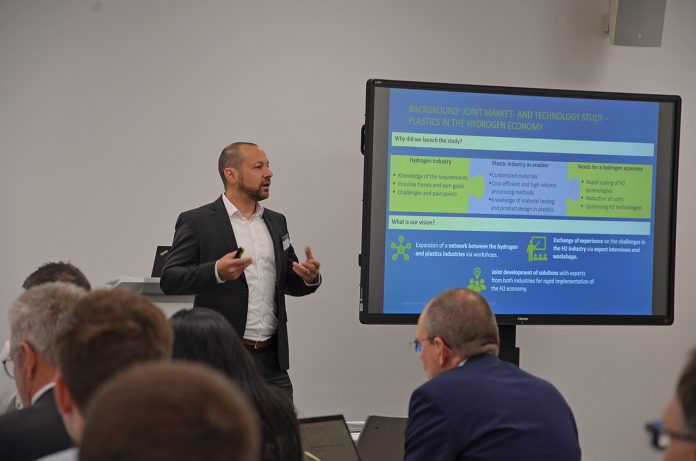 Dr Kai Fischer, initiator of the network at IKV, welcomes the participants.